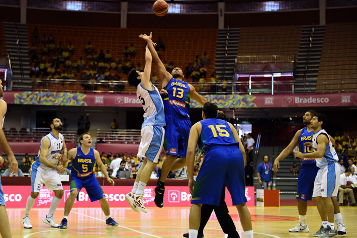 A FIBA (Federação Internacional de Basquete) recomenda que um jogo Oficial  de Basquete tenha um tempo de 