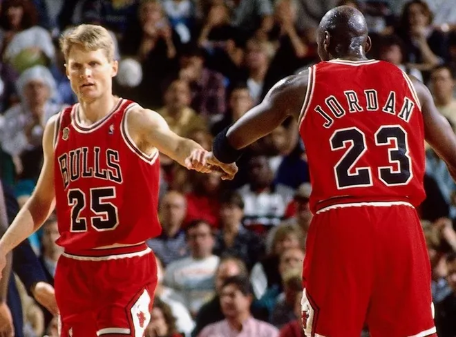 Steve Kerr, ao lado de Michael Jordan