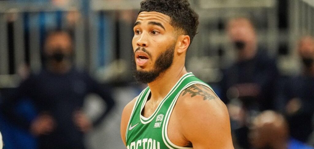 Jayson Tatum, considerado o melhor ala para a próxima temporada da NBA