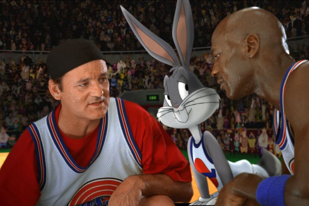 Cena de 'Space Jam: O Jogo do Século' com Michael Jordan, Pernalonga e Bill Murray