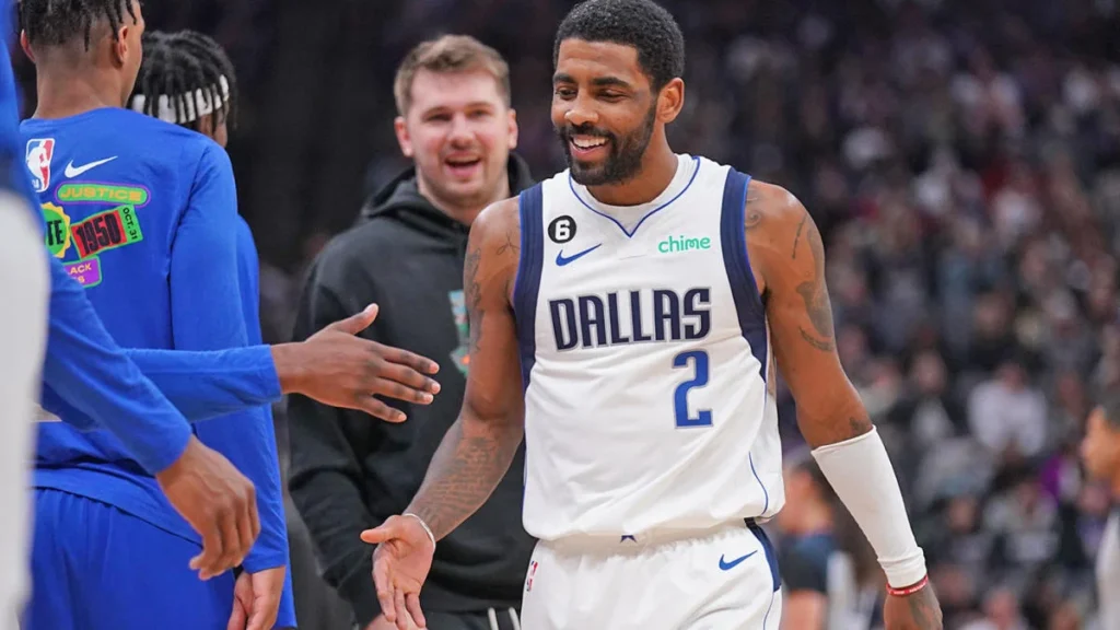 Kyrie Irving e Luka Doncic no fundo