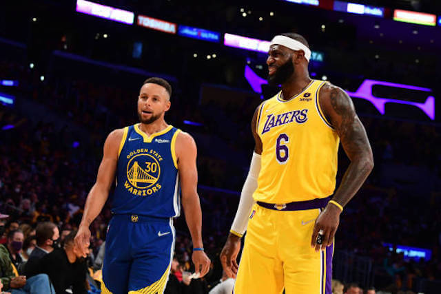 Stephen Curry e LeBron James, lendas da NBA, estão entre os atletas mais bem pagos de todos os esportes do mundo