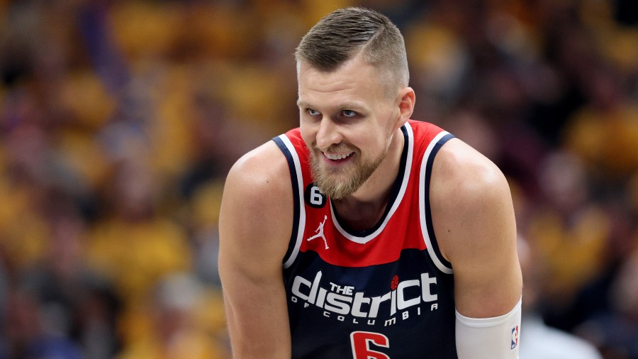 Kristaps Porzingis atuando pelo Washington Wizards. Ele será jogador do Boston Celtics