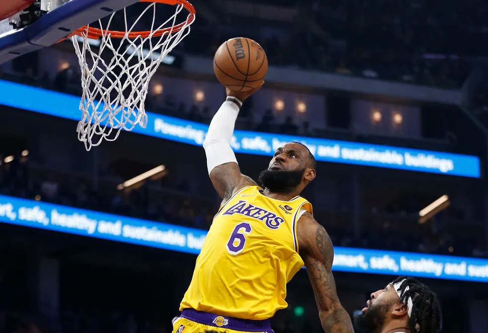 LeBron James em ação com os Lakers na NBA