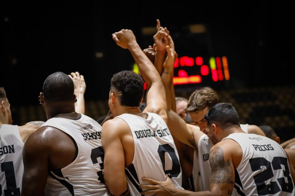 Elenco do Corinthians em uma partida de basquete