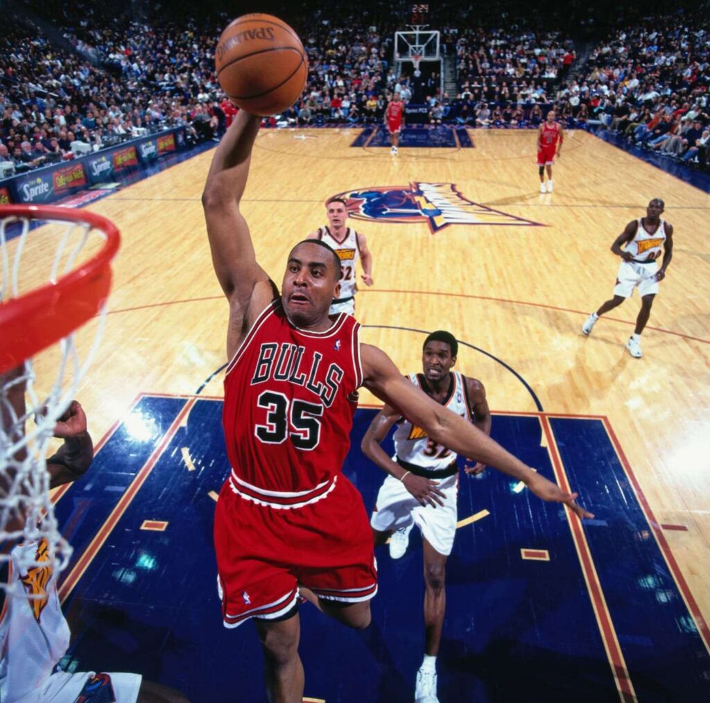 Jason Caffey, campeão da NBA com os Bulls de Michael Jordan