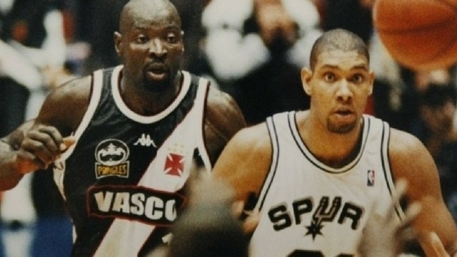 Registro do duelo entre o Vasco e o San Antonio Spurs, em 1999