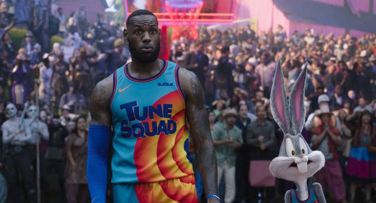 LeBron James e Pernalonga em uma cena de Space Jam: Um Novo Legado