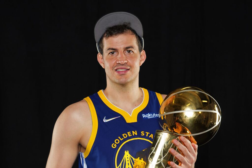 Nemanja Bjelica, com a taça de campeão pelo Golden State Warriors