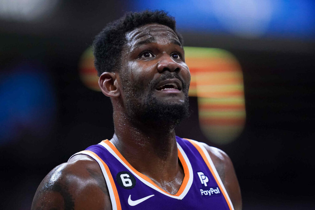 Deandre Ayton seguirá nos Suns por enquanto