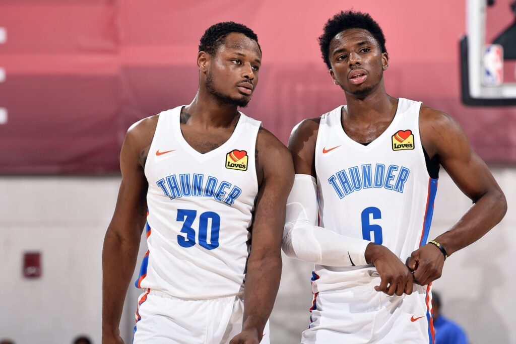 Deonte Burton (30), com a camisa do Oklahoma City Thunder