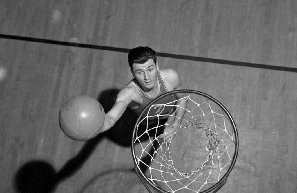 Hank Luisetti, responsável por criar o arremesso no basquete