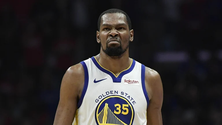 Kevin Durant com a camisa dos Warriors