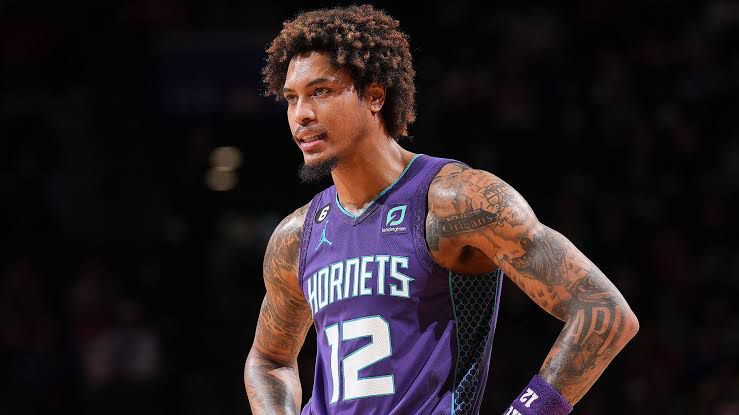 Kelly Oubre Jr. com a camisa dos Hornets