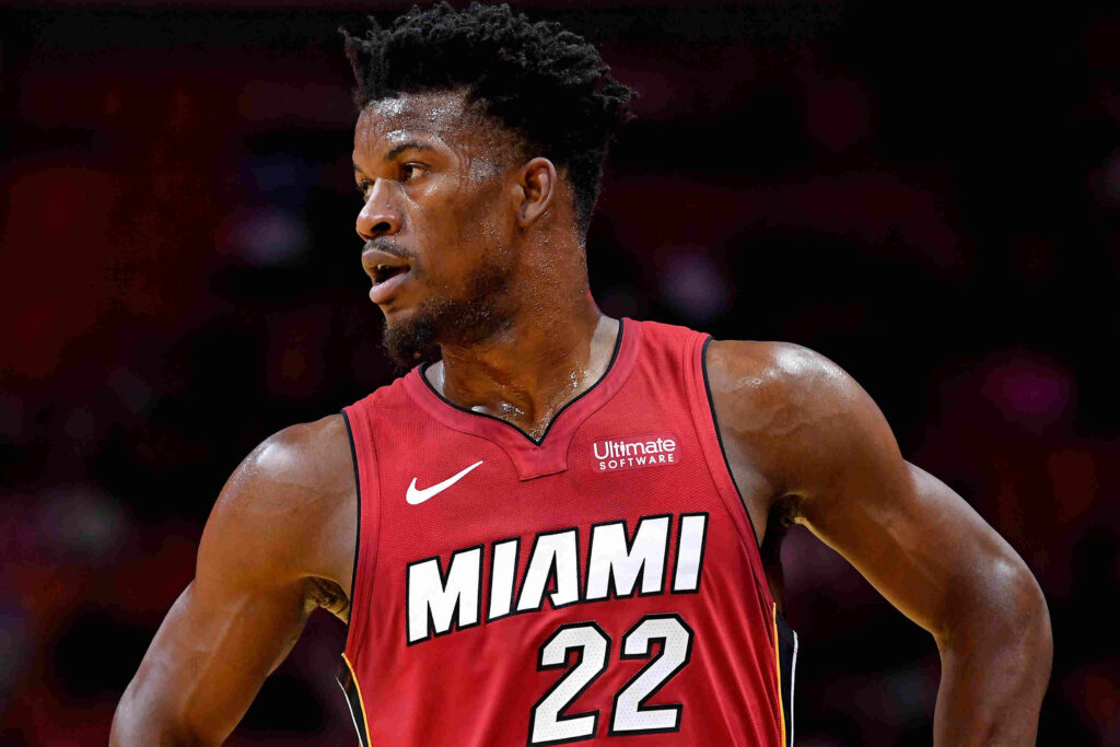 Jimmy Butler, astro do Miami Heats, apareceu com um visual completamen