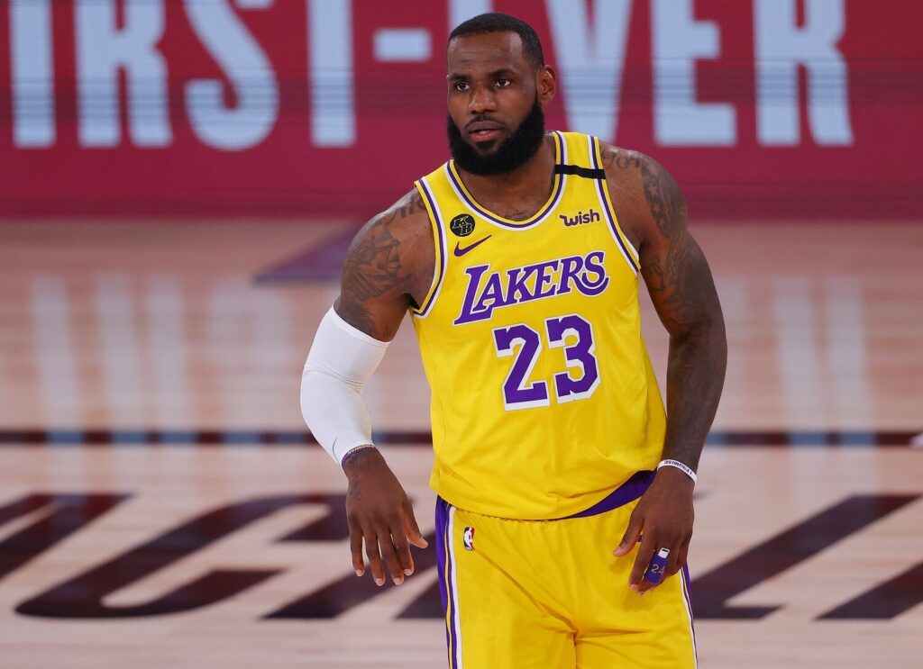 LeBron James, astro do Los Angeles Lakers, pede mudanças urgentes nas leis dos Estados Unidos