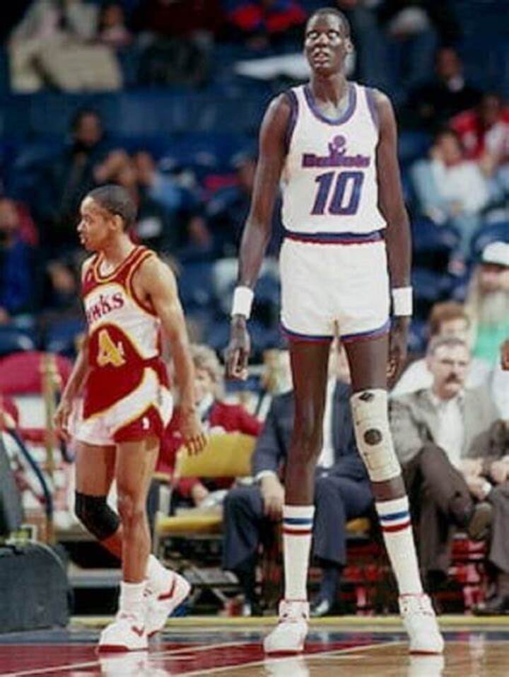 Manute Bol impressionava pela sua altura