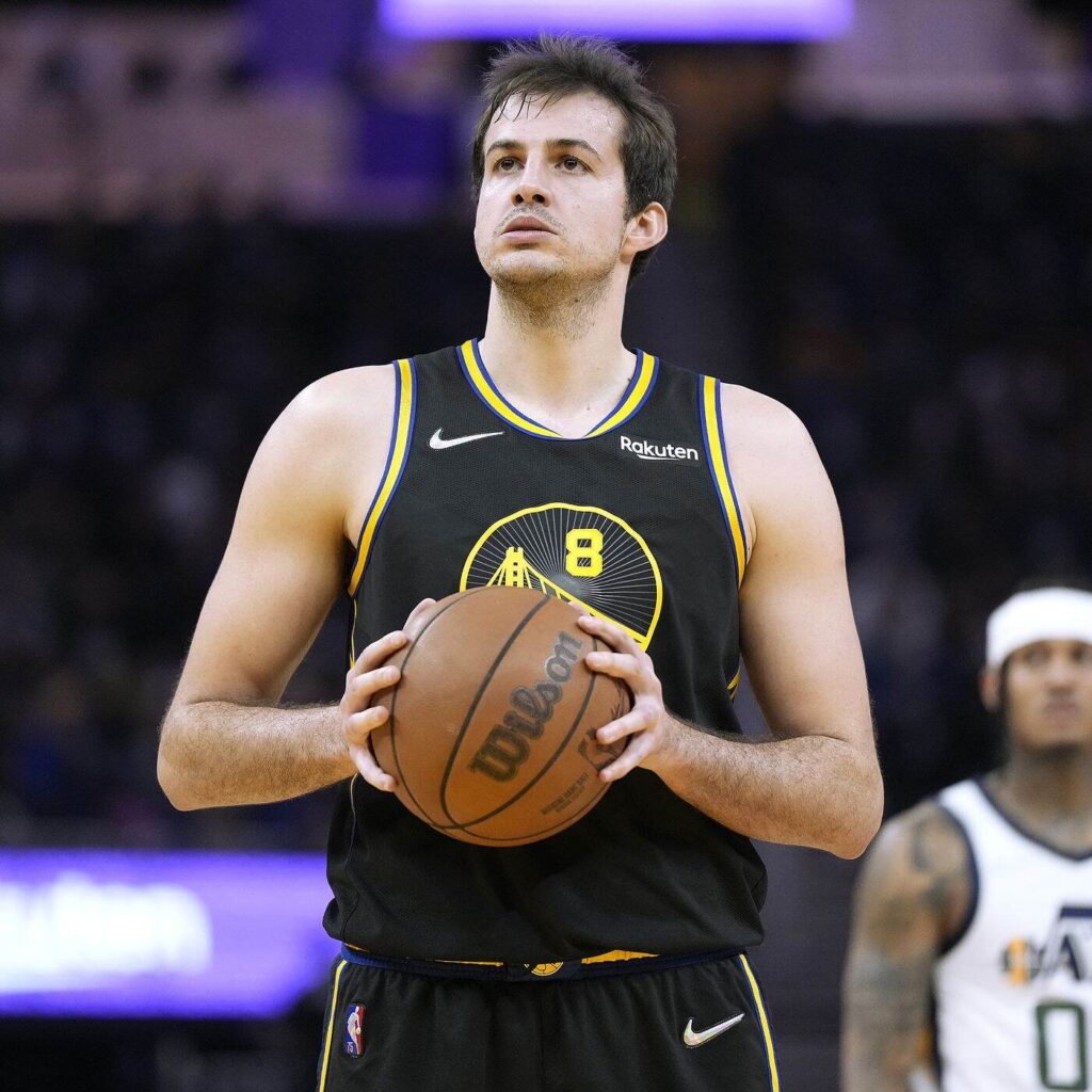 Nemanja Bjelica, que se aposentou do basquete, quando atuava nos Warriors