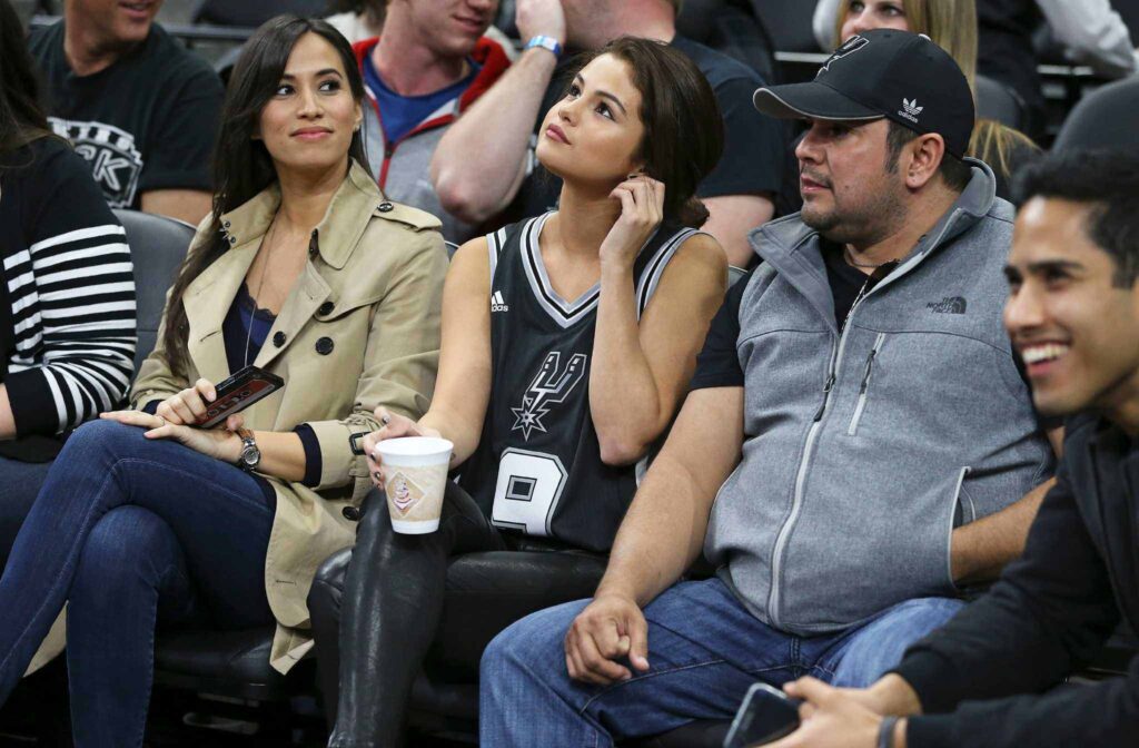 Presença constante nos jogos da NBA, Selena Gomez torce para o San Antonio Spurs