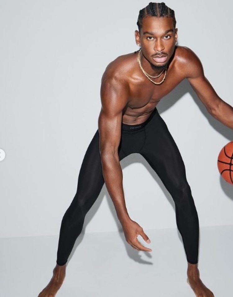 Shai Gilgeous-Alexander, atleta do OKC que posou com um dos produtos de Kim Kardashian