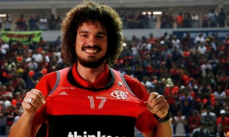 Anderson Varejão com a camisa do Flamengo