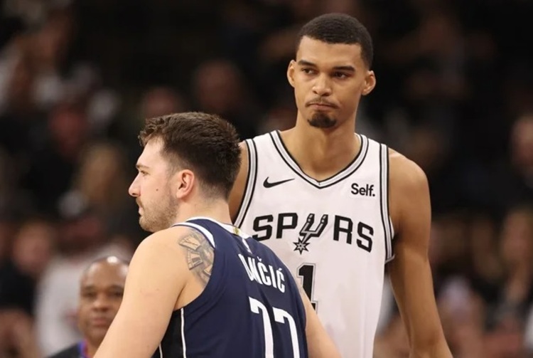 Wembanyama em partida dos Spurs contra os Mavericks de Doncic