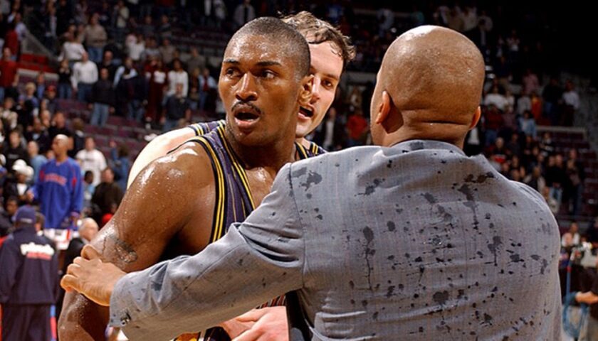 Ron Artest, momentos após se envolver na maior briga da história da NBA