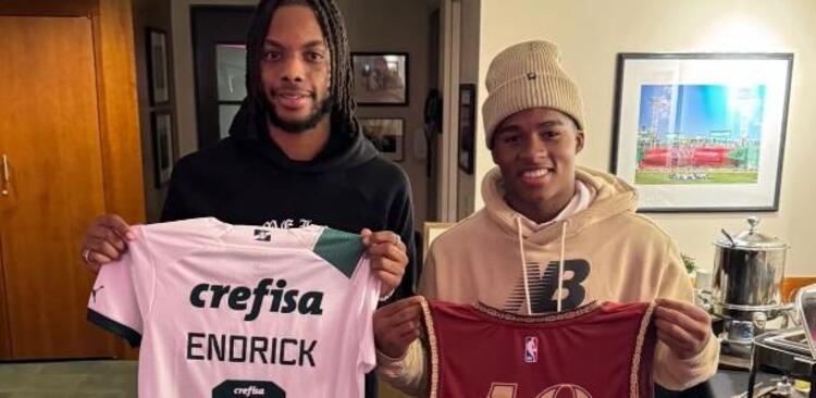 Darius Garland, astro da NBA e Endrick, do Palmeiras, trocando camisas