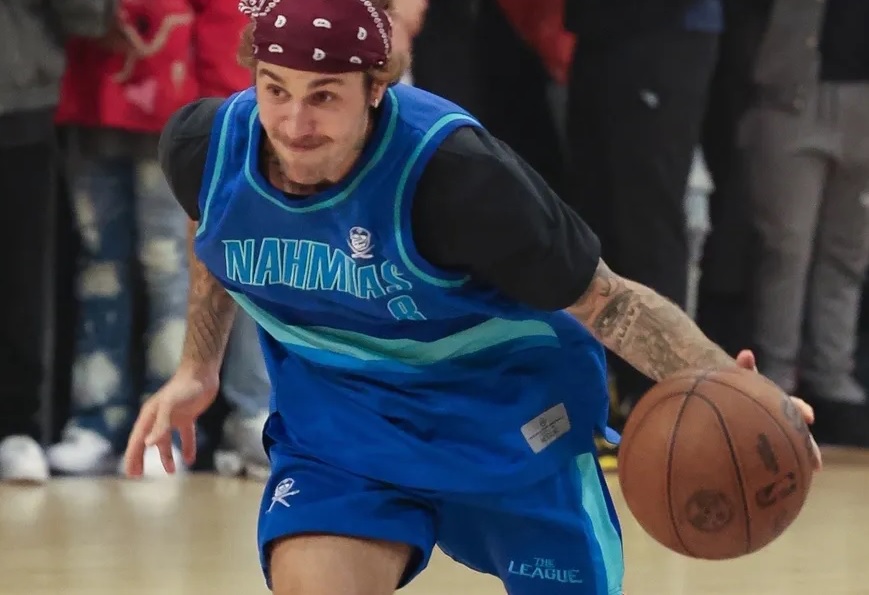 Justin Bieber em partida de basquete amador