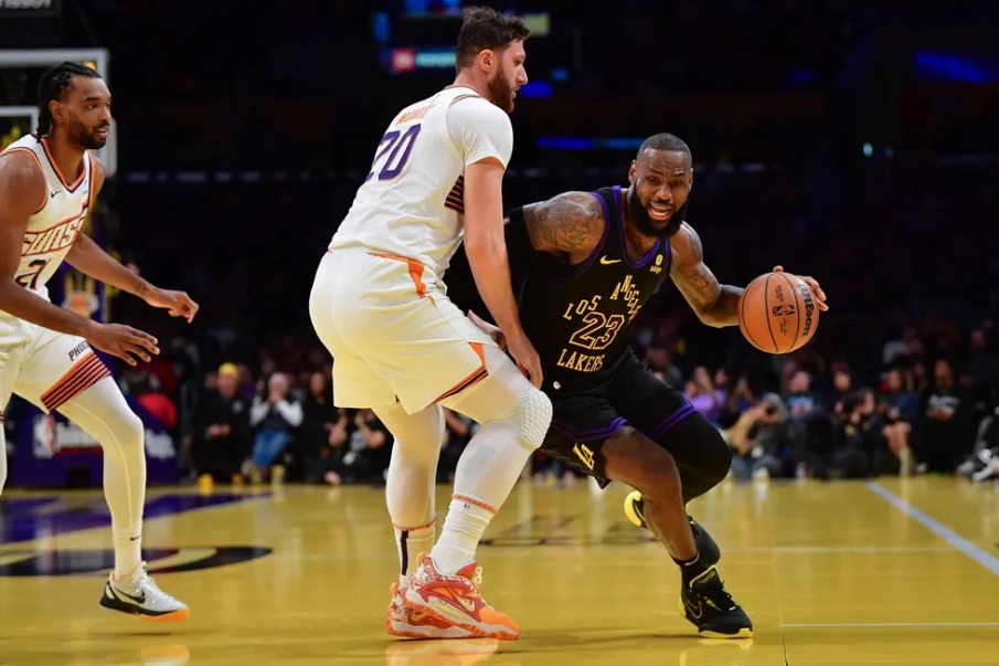 LeBron James em jogada de Lakers x Suns pela Copa da NBA. Foto: Globoesporte.com