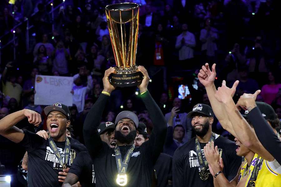 LeBron James levanta a taça de campeão da Copa da NBA